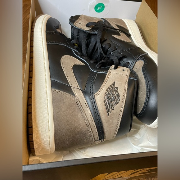 Like New AIR JORDAN 1 RETRO HIGH OG - Picture 2 of 10